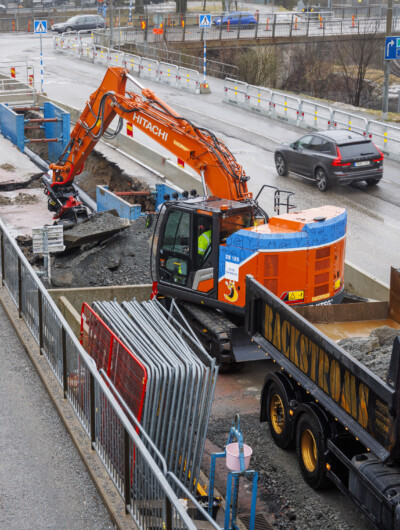 Hitachis eldrivna bandgrävare på vägarbete