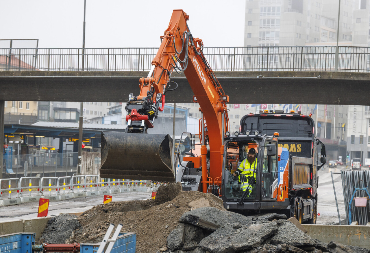 Hel elektrisk bandgrävare på vägarbete