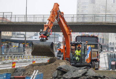 Hel elektrisk bandgrävare på vägarbete