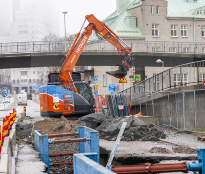 Hitachi ZE135-7 på vägarbete