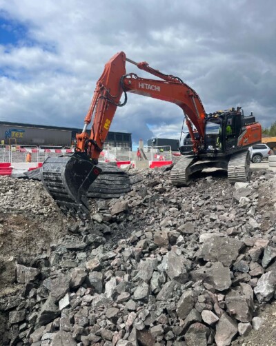 Hitachi bandgrävare i arbete