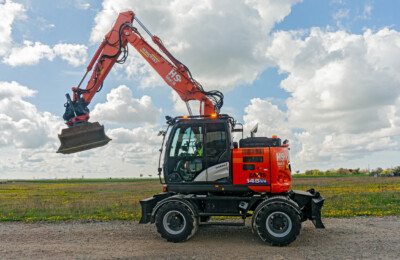 Hitachi ZX145W-6 förflyttar sig