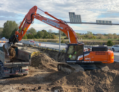 Hitachi ZX300LC-7 i arbete vid väg