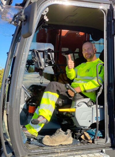 Maskinföraren i Hitachi ZX300LC-7 ger tummen upp