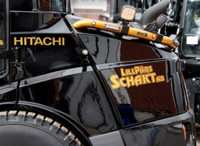 Egen design och tryck av Pearl-svart och gulddetaljer på Hitachi