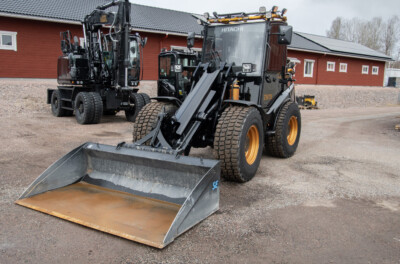 Egen design av Pearl-svart och gulddetaljer på Hitachi